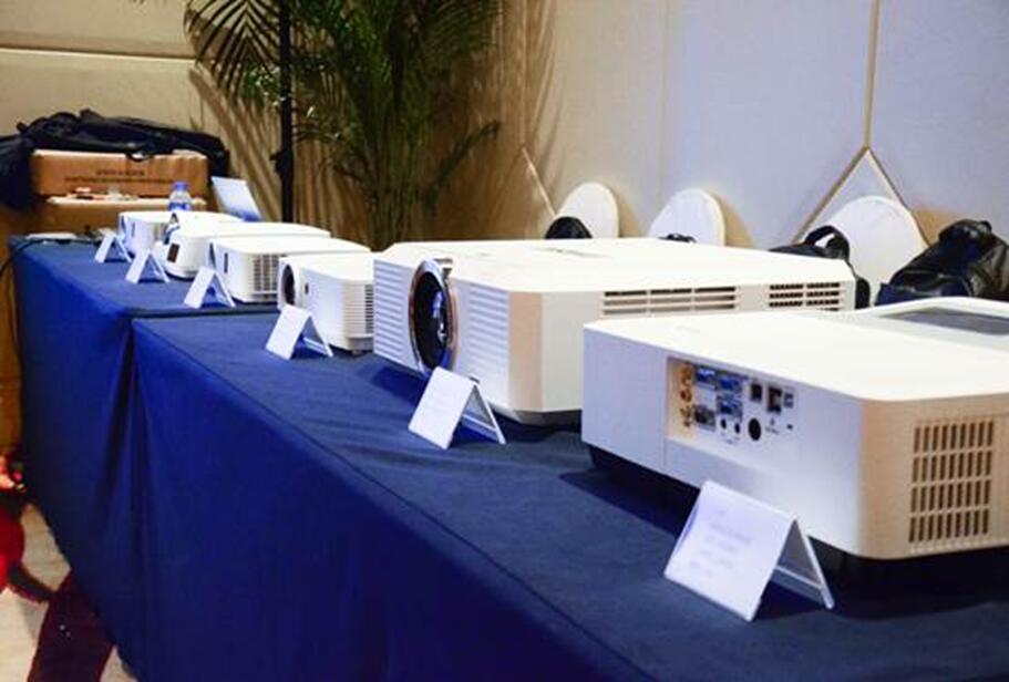 攜手飛利浦 英士發(fā)布了兩款HLD光源投影機(jī) 攜手飛利浦 英士發(fā)布了兩款HLD光源投影機(jī)